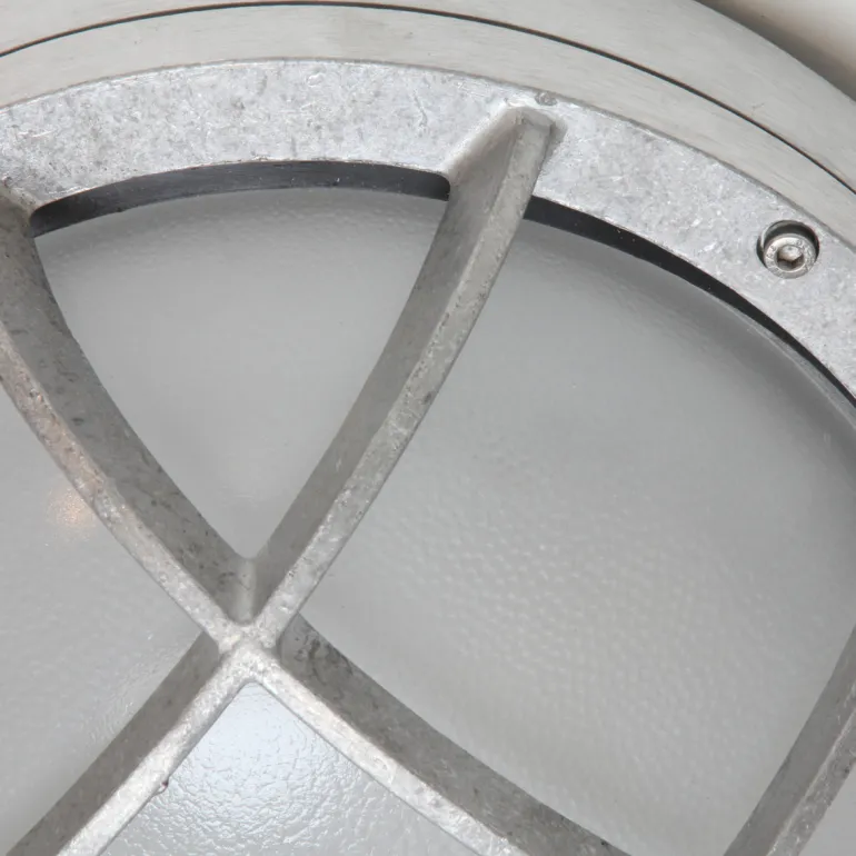 Aluminium-Außenleuchte: Schiffswandleuchte mit Glasgitter 8138