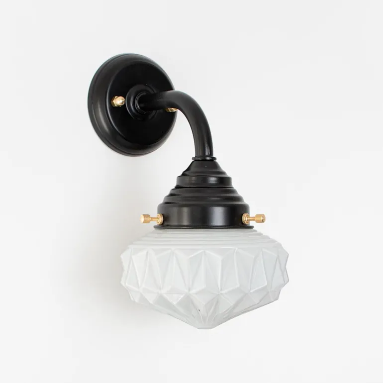 Art-déco Wandleuchte mit brillantem Opalglas