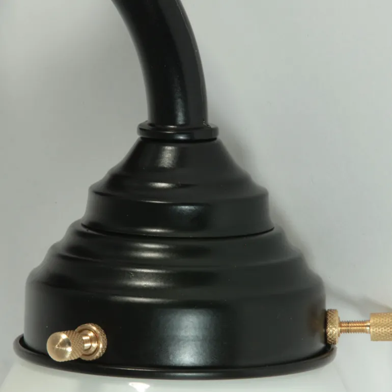 Art-déco Wandleuchte mit geometrischem Opalglas