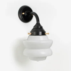 Art-déco Wandleuchte mit kurvigem Opalglas