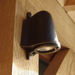 Außenwandleuchte: Kleiner Messing-Wandstrahler Straal