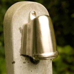Außenwandleuchte: Kleiner Messing-Wandstrahler Straal