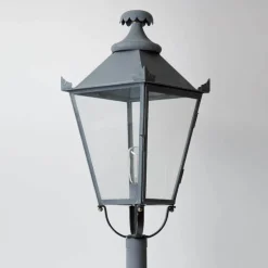 Auffallende Standleuchte Vieux Manoir aus Messing oder Zink