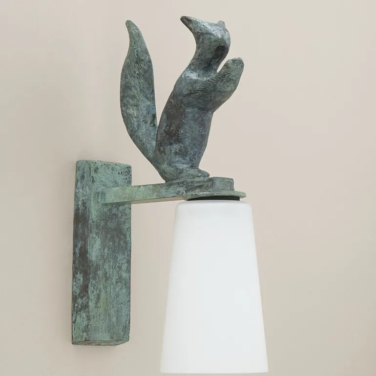 Charmante Wandleuchte mit Eichhörnchen-Dekor aus Bronzeguss Edy