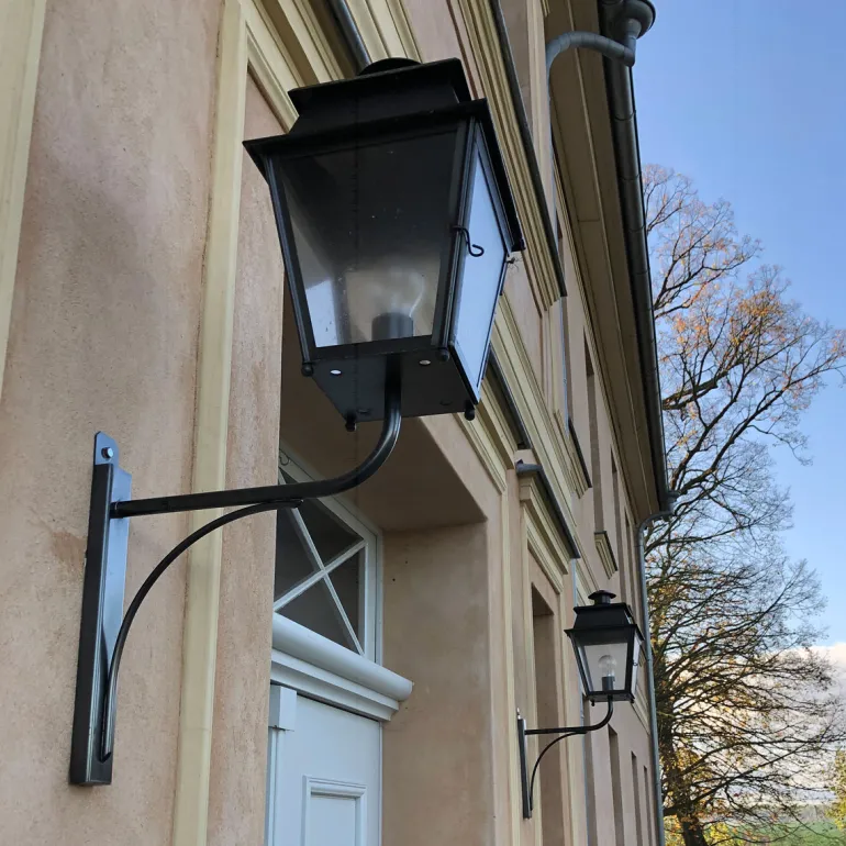 Elegante Wandlaterne Bordeaux mit Messingarm