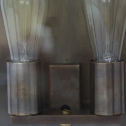 Flache zweiflammige Wandleuchte Kempten aus Messing oder Kupfer