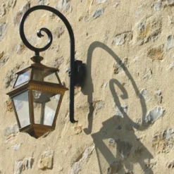 Französische Wandleuchte Place des Vosges 2 mit Bischofstab