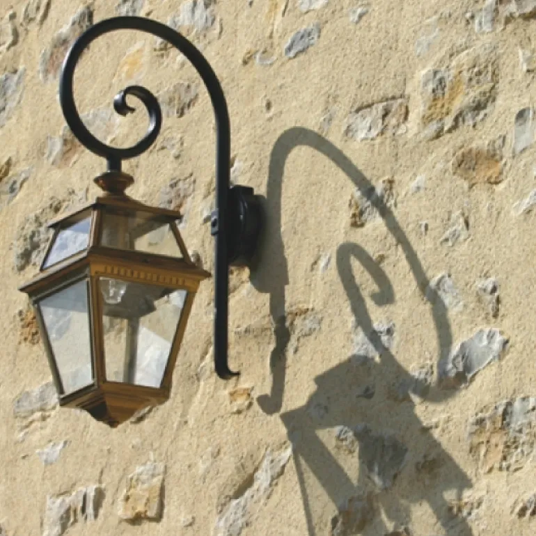Französische Wandleuchte Place des Vosges 2 mit Bischofstab