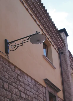 Große historische Hofleuchte mit Glassturz
