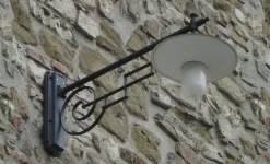 Große historische Hofleuchte mit Glassturz