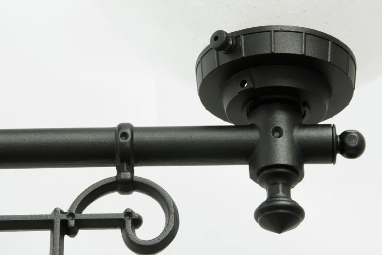 Große historische Wandleuchte mit Glaskugel
