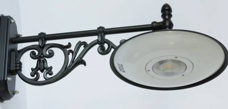 Große LED-Außen-Wandleuchte mit historischem Arm