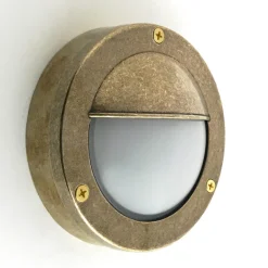 Halbgeschlossene Bullaugen-Wandleuchte aus Messing