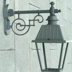 Historische Aluguss-Wandlaterne