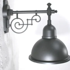 Historische Außenlampe mit Halbkugel-Schirm