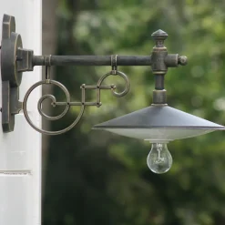 Historische Hofleuchte mit Jugendstil-Wandarm
