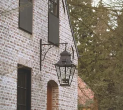 Historische Wandlaterne aus Messing Gracieuze