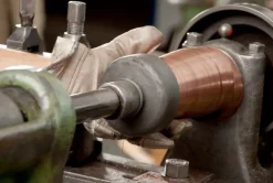 Hängeleuchte Berlin: Fabrikleuchte aus Kupfer mit Glas