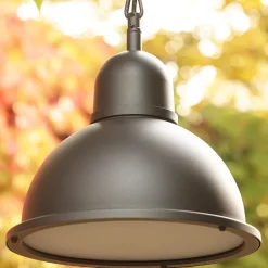 Industrie-Deckenlampe mit Halbkugelschirm