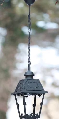 Italienische Pendelleuchte für außen mit Ornamenten
