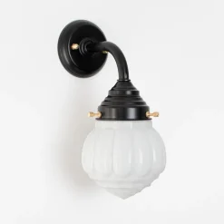 Jugendstil Wandleuchte mit aufwendig geformtem Opalglas