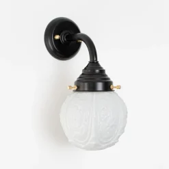 Jugenstil Wandleuchte mit floralem Kugelglas