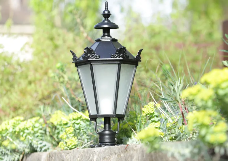 Klassische Gartenlampe SO 70 mit Guss-Laterne im Schinkelstil