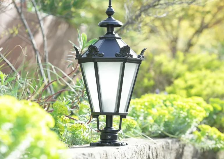 Klassische Gartenlampe SO 70 mit Guss-Laterne im Schinkelstil