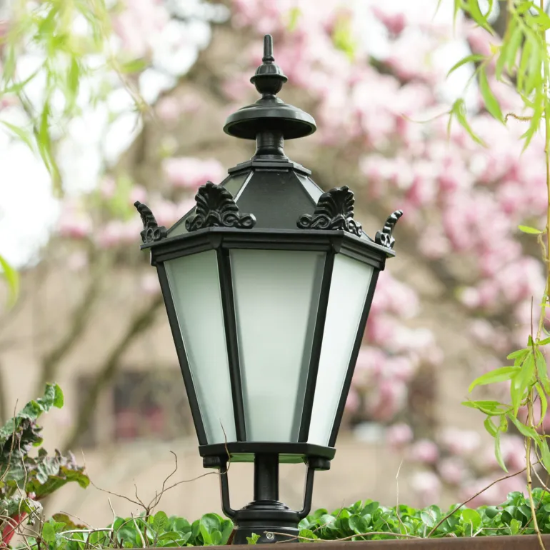 Klassische Gartenlampe SO 70 mit Guss-Laterne im Schinkelstil