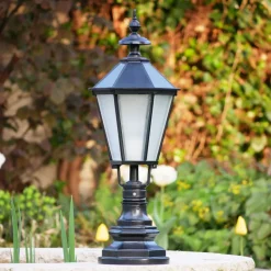 Klassische Gartenlaterne CYPR 60 mit Guss-Sockel
