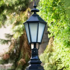 Klassische Gartenlaterne CYPR 60 mit Guss-Sockel