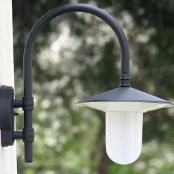 Klassische italienische Hofleuchte mit Zylinderglas