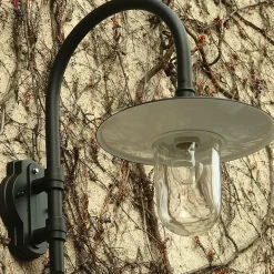 Klassische italienische Hofleuchte mit Zylinderglas