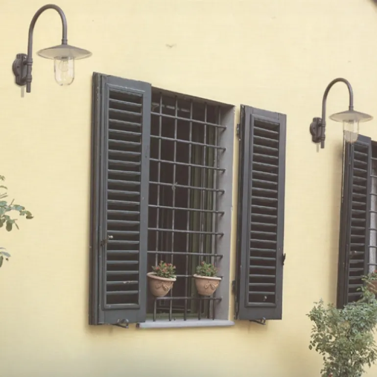 Klassische italienische Hofleuchte mit Zylinderglas