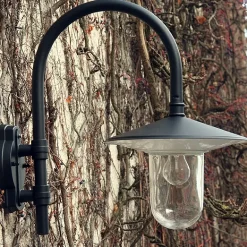Klassische italienische Hofleuchte mit Zylinderglas