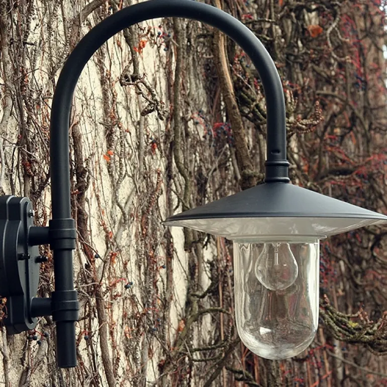 Klassische italienische Hofleuchte mit Zylinderglas