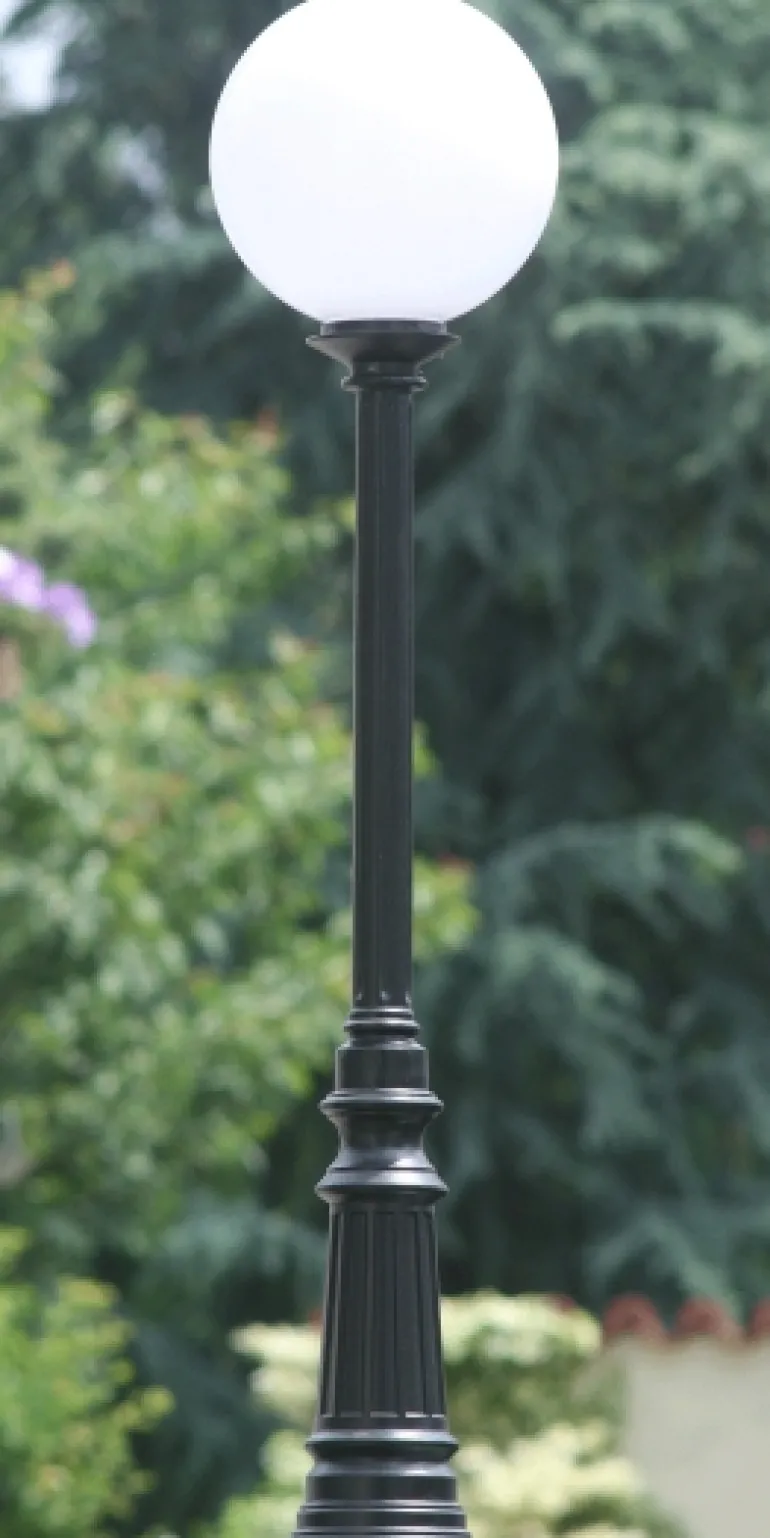 Klassische Mast-Außenleuchte mit Kugel Rodos P 02