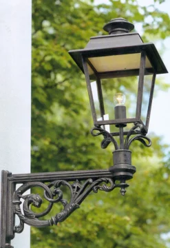 Klassische Wandlaterne mit kunstvollem Wandarm WL 3613