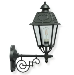 Klassische Wandlaterne mit Jugendstil-Ornamenten