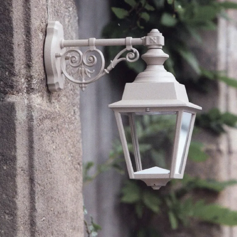 Kleine Außen-Wandleuchte Chenonceau mit nostalgischem Wandarm