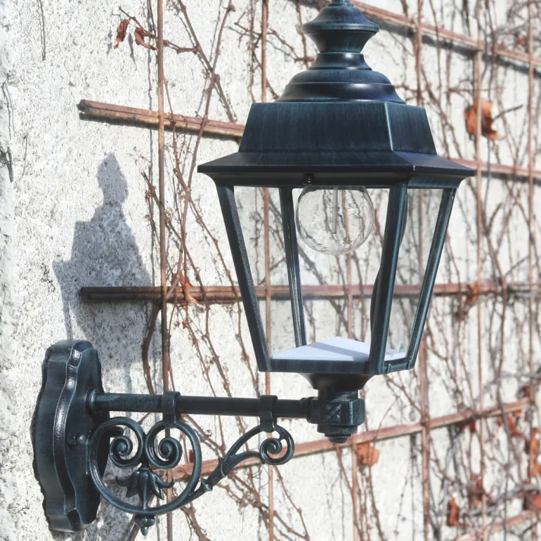 Kleine Außen-Wandleuchte Chenonceau mit nostalgischem Wandarm