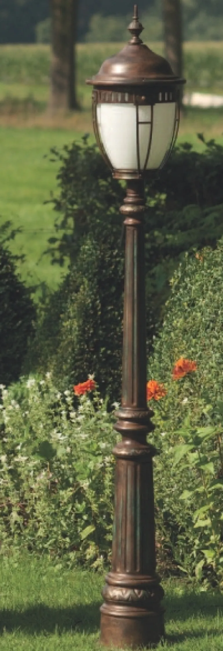 Kleine Standleuchte aus Schmiedeeisen AL 6614
