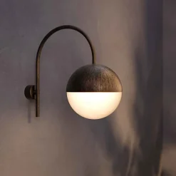 Kugel-Wandleuchte mit geschwungenem Ausleger Sfera