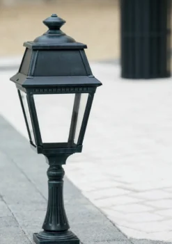 LED Sockelleuchte Avenue 2 aus Aluminium oder Messing