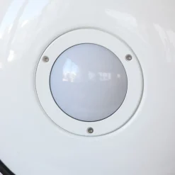 LED-Außen-Wandlampe mit Bogenarm, nach vorne gestellt