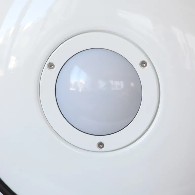 LED-Außen-Wandlampe mit Bogenarm, nach vorne gestellt