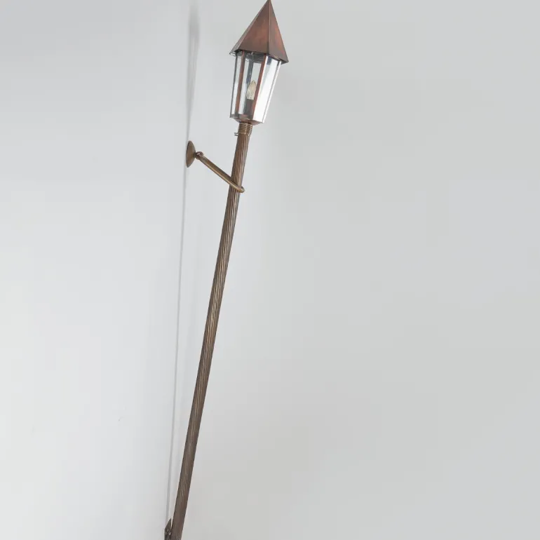 Mannshohe französische Wandfackel aus Messing