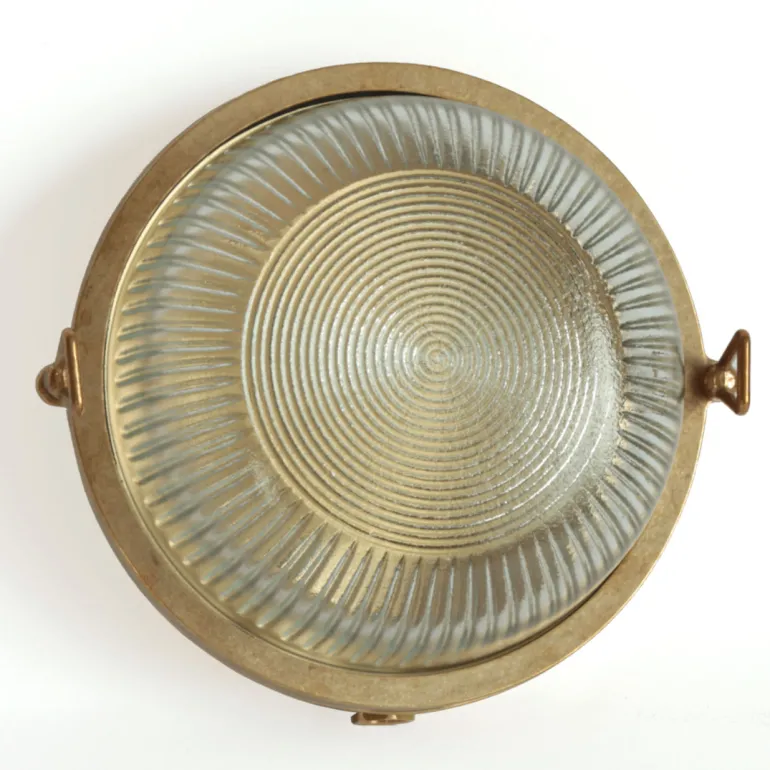 Maritime Außenwandleuchte mit rundem Holophanglas