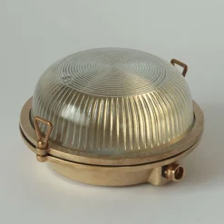 Maritime Außenwandleuchte mit rundem Holophanglas