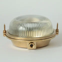 Maritime Außenwandleuchte mit rundem Holophanglas